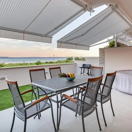 Crowonder Beachfront Blue Bay With Jacuzzi- B2 *