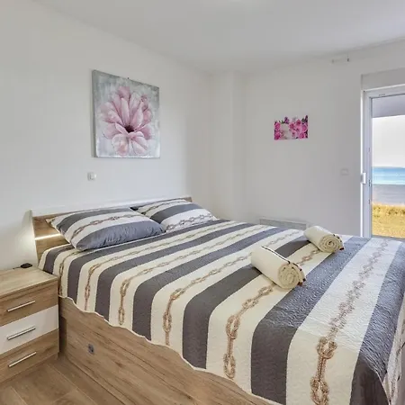 Crowonder Beachfront Blue Bay With Jacuzzi- B2 Villa Privlaka (Zadar)
