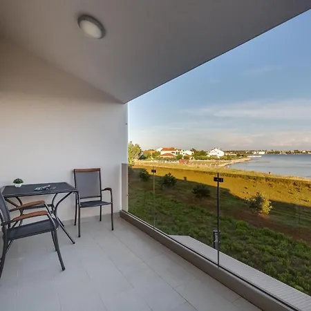 Vila Crowonder Beachfront Blue Bay With Jacuzzi- B2 *