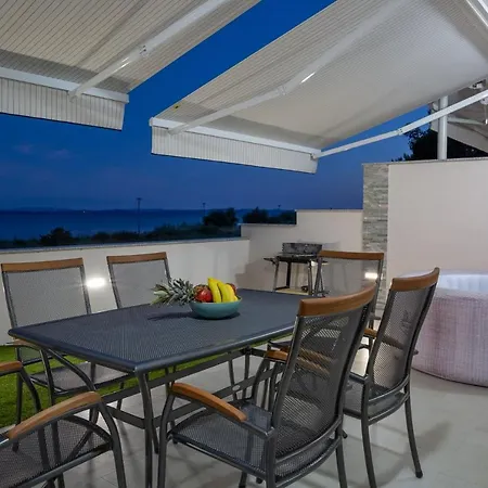 Crowonder Beachfront Blue Bay With Jacuzzi- B2 * Privlaka (Zadar)
