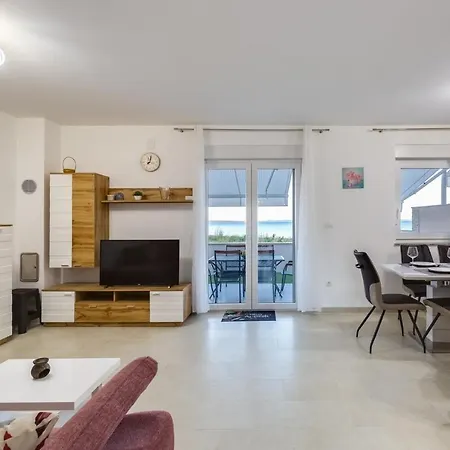 Crowonder Beachfront Blue Bay With Jacuzzi- B2 *