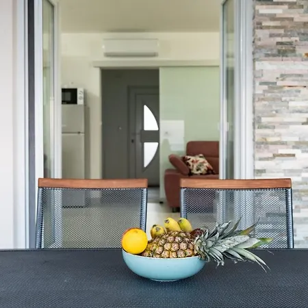 Villa Crowonder Beachfront Blue Bay With Jacuzzi- B2