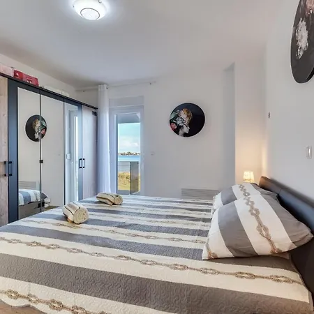 Crowonder Beachfront Blue Bay With Jacuzzi- B2 Vila Privlaka (Zadar)
