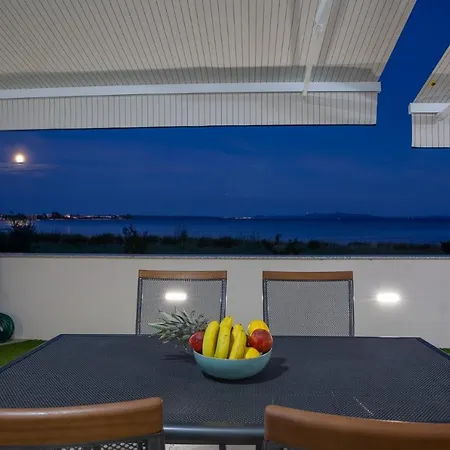 Crowonder Beachfront Blue Bay With Jacuzzi- B2