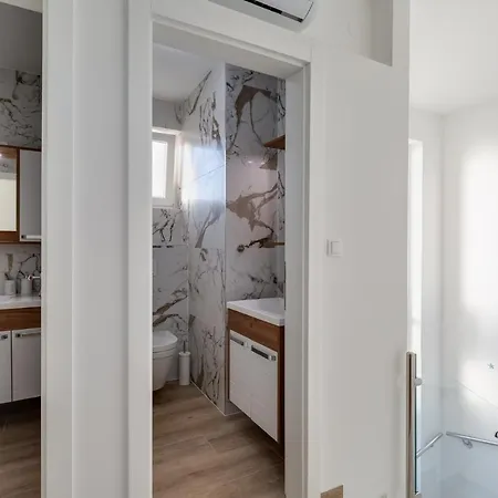 Villa Crowonder Beachfront Blue Bay With Jacuzzi- B2 Privlaka (Zadar)