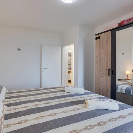 Crowonder Beachfront Blue Bay With Jacuzzi- B2 Vila Privlaka (Zadar)