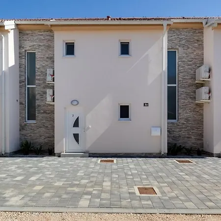 Crowonder Beachfront Blue Bay With Jacuzzi- B2 Villa Privlaka (Zadar)