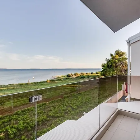 Villa Crowonder Beachfront Blue Bay With Jacuzzi- B2 Privlaka (Zadar)