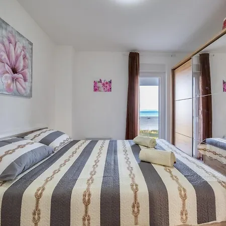 Crowonder Beachfront Blue Bay With Jacuzzi- B2 * Privlaka (Zadar)