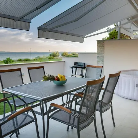Crowonder Beachfront Blue Bay With Jacuzzi- B2 *