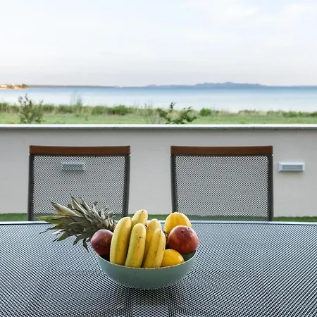 Crowonder Beachfront Blue Bay With Jacuzzi- B2 Vila Privlaka (Zadar)