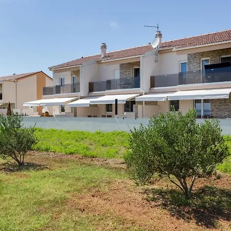 Crowonder Beachfront Blue Bay With Jacuzzi- B2 *